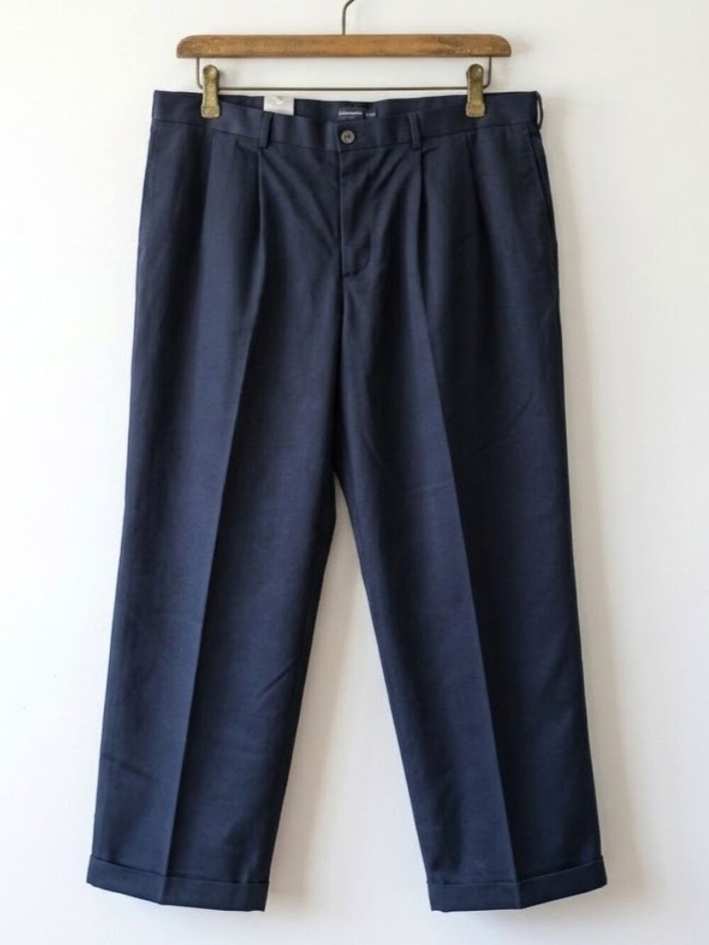 NWT Men's Dockers Khaki Pants 42 x 32 Navy Blue Pleated Front Cuffed D4 Relaxed